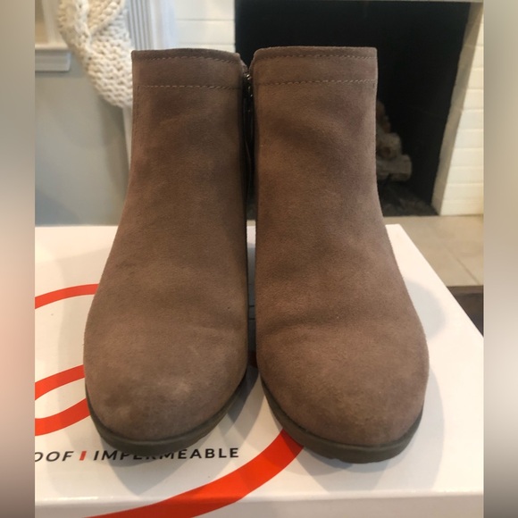 The Blondo Waterproof Valli Bootie. Size 6. Dark Taupe. - Picture 4 of 7